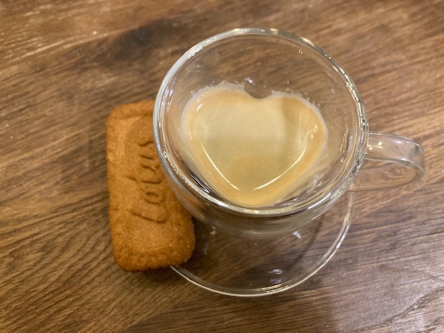 kaffee in herzchenglas mit keks