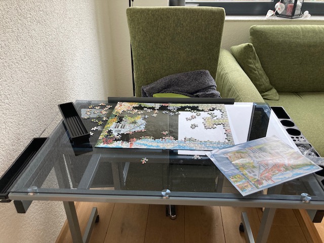 tisch mit puzzle